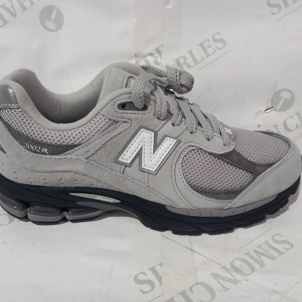 BOXED PAIR OF NEW BALANCE TRAINERS IN GREY UK SIZE 7
