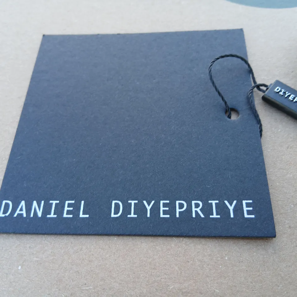 APPROXIMATELY 11 DANIEL DIYERPRYE LEATHER ZIP WALLET WITH CARD SLOTS 