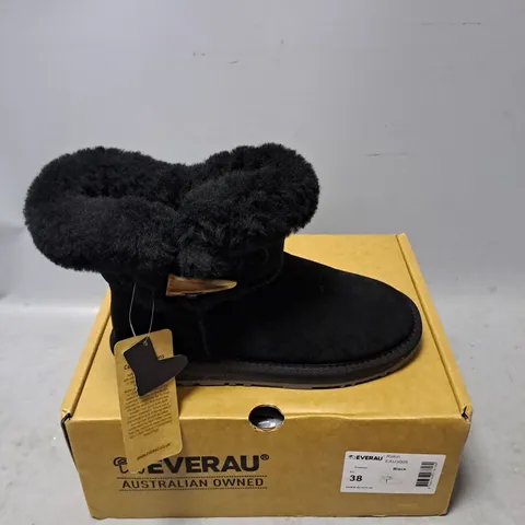 BOXED PAIR OF EVERAU ROBIN LINED BOOT IN BLACK SIZE 5