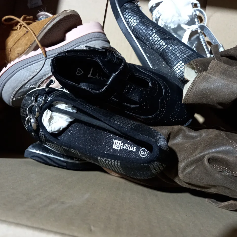 APPROXIMATELY 10 PAIRS OF ASSORTED KIDS SHOES IN VARIOUS STYLES AND SIZES 
