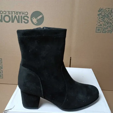 BOXED PAIR OF SHOES BY EMMA BLACK SUEDE ANKLE BOOTS – SIZE 4