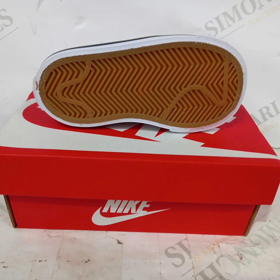 BOXED PAIR OF NIKE COURT LEGACY CHILDREN'S CHOES IN WHITE/BLACK UK SIZE 4.5