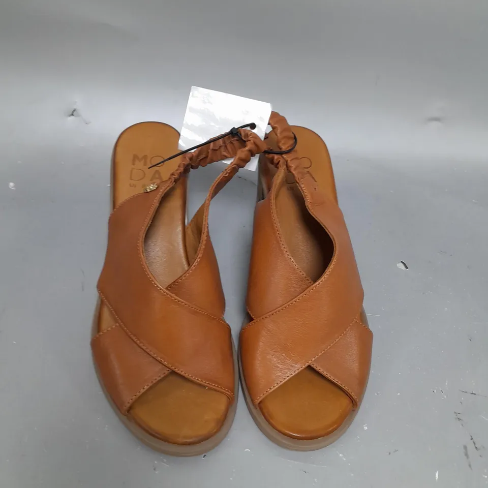 PAIR OF MODA IN PELLE LASSANDRA SANDALS IN TAN SIZE 6