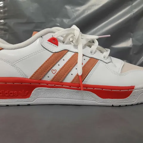 BOXED PAIR OF ADIDAS RIVALRY LOW SHOES IN WHITE/PINK UK SIZE 8