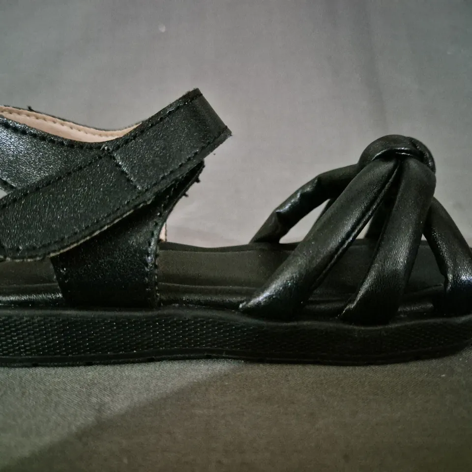 BOXED PAIR OF UNBRANDED KID'S OPEN TOE SANDALS IN BLACK EU SIZE 25