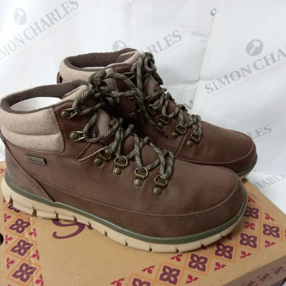 BOXED SKECHERS SYNERGY WARM TECH BOOTS, BROWN - SIZE 6.5