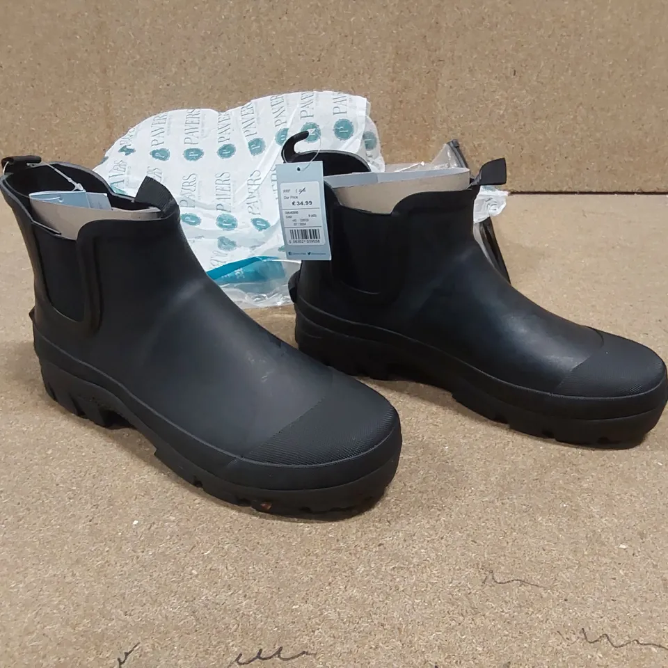 BAGGED PAVERS BLACK BOOTS - SIZE 9