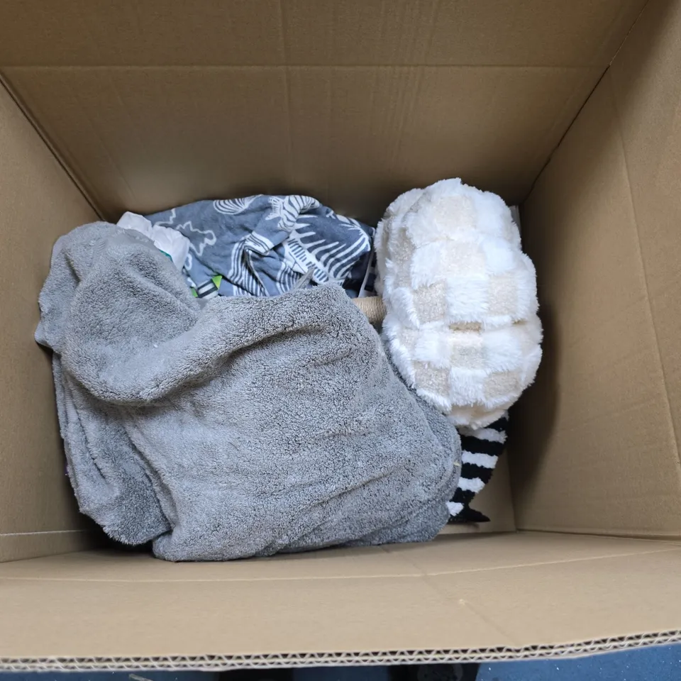 APPROXIMATELY 10 HOUSEHOLD ITEMS TO INCLUDE STAIN RESISTANT DUVET PROTECTOR, BATH TOWELS AND A BATH MAT