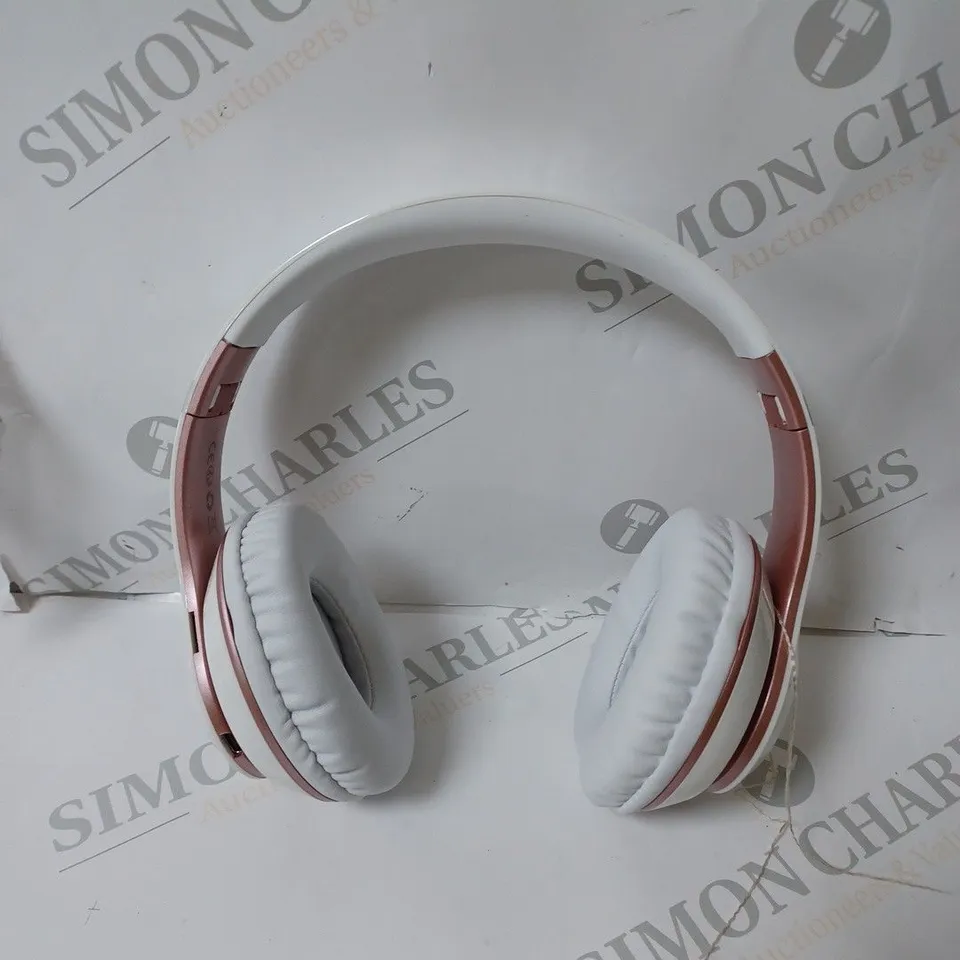 BOXED WIRELESS HEADPHONES IN WHITE