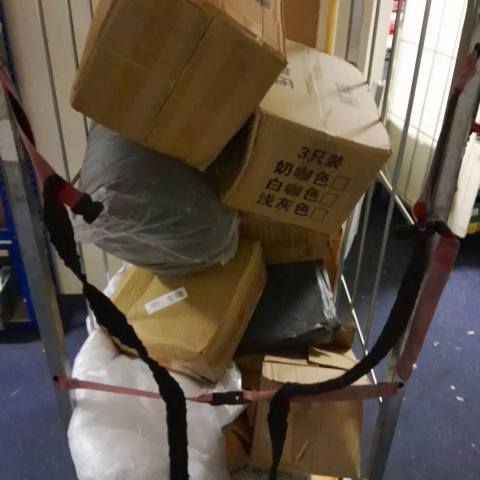 APPROXIMATELY 10 ASSORTED HOUSEHOLD ITEMS TO INCLUDE PILLOWS, BENCH PAD, LINGERE, ETC - COLLECTION ONLY