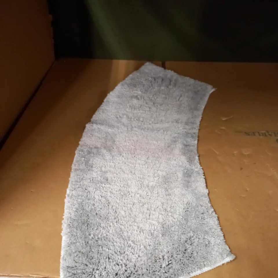 GREY FLUFFY BATH RUG  