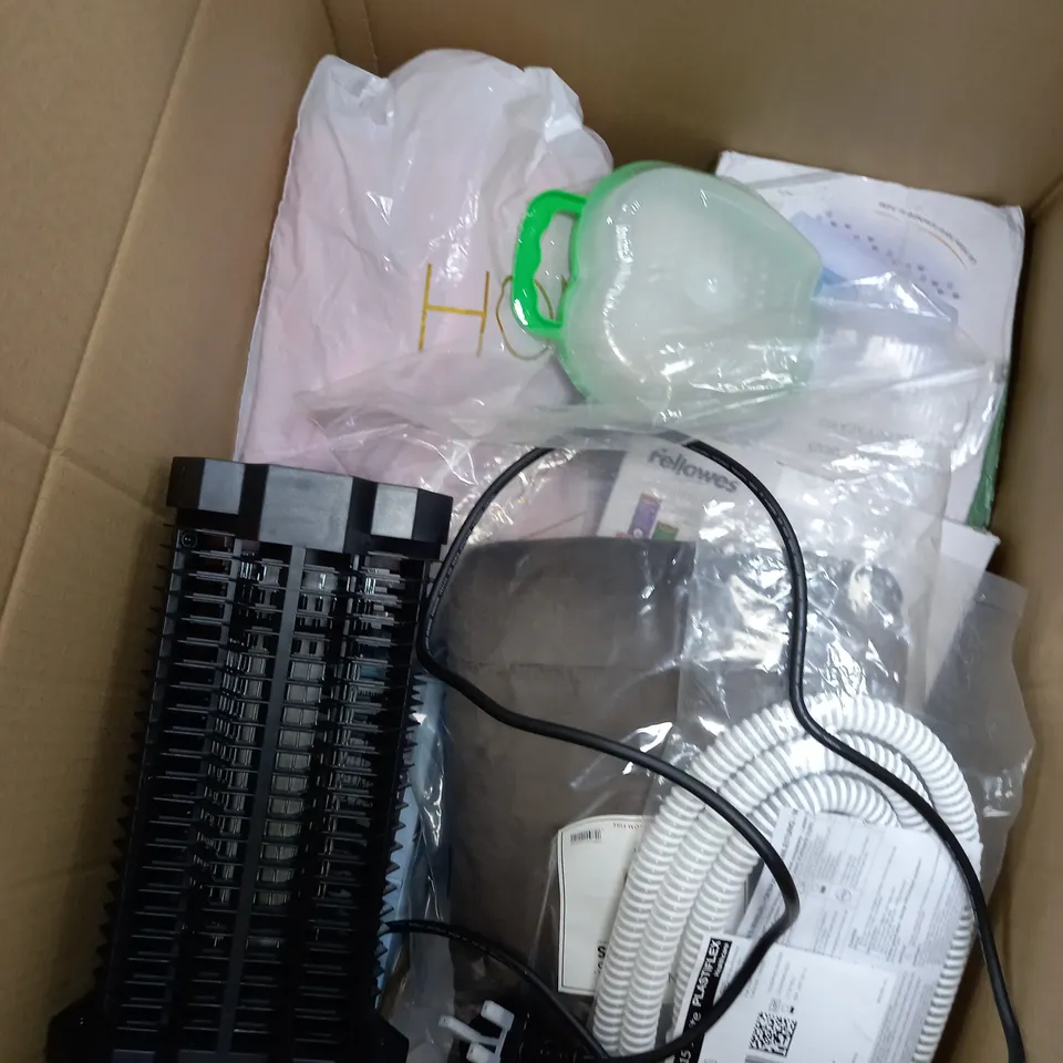 BOX OF APPROXIMATELY 15 ASSORTED ITEMS TO INCLUDE VEGETABLE GRATER, MAGIC BRUSH, BUG KILLER ETC