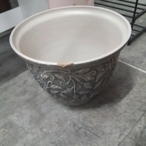 MONTANEZ PLASTIC PLANT POT