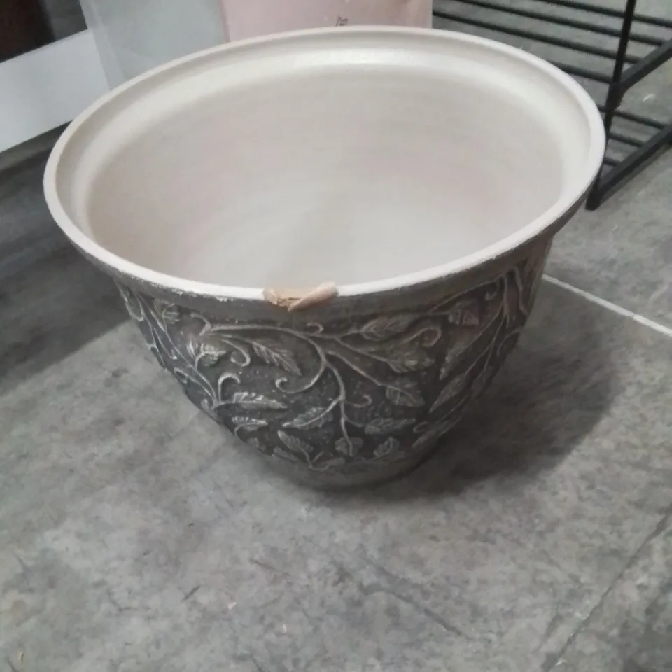 MONTANEZ PLASTIC PLANT POT