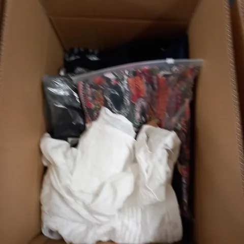 LOT OF ASSORTED CLOTHING ITEMS AND ACCESSORIES TO INCLUDE; T-SHIRTS, JUMPERS ETC
