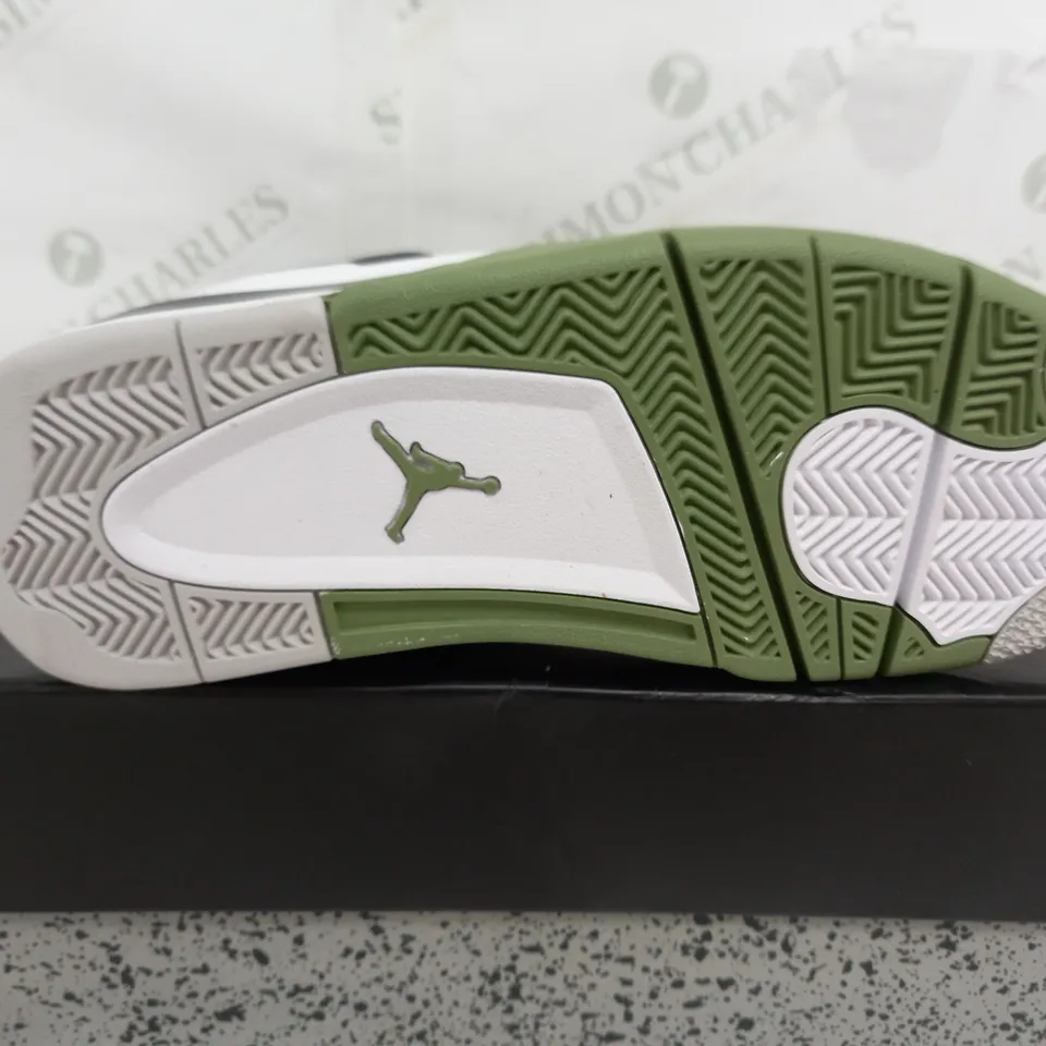 BOXED PAIR OF AIR JORDAN 4S RETRO IN WHITE & KHAKI TRAINERS - UK 7
