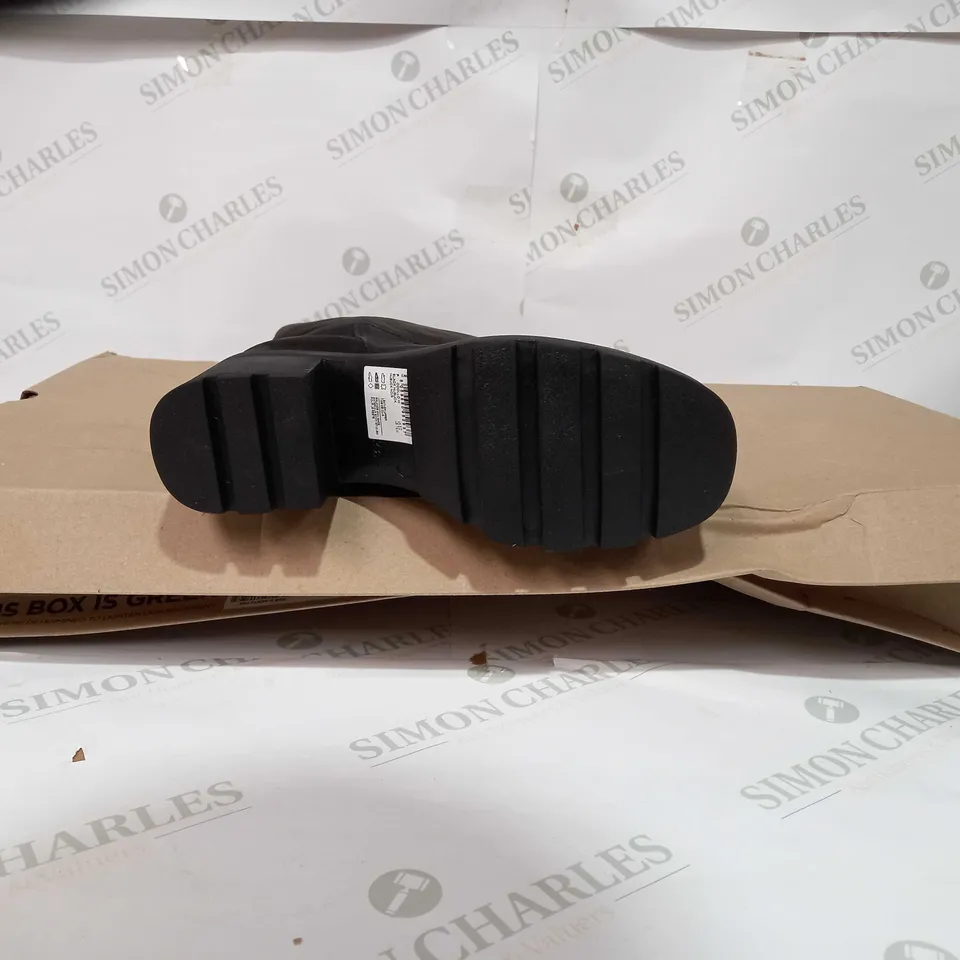 CLARKS ODOLLO HIGH BOOTS IN BLACK - UK 5 