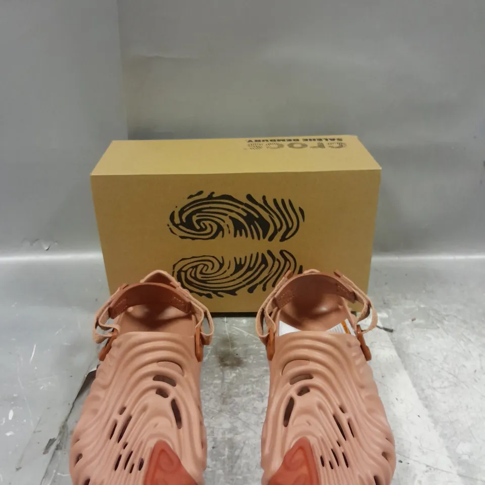 BOXED PAIR OF CROCS SALEHEBEMBURY THE POLLE CLOG PALE BRUSH M9/W11
