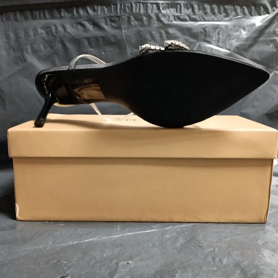 BOXED PAIR OF SIMMI LONDON OPEN TOE STILETTO HEEL SANDALS IN BLACK W. DIAMANTE EFFECT SIZE 7