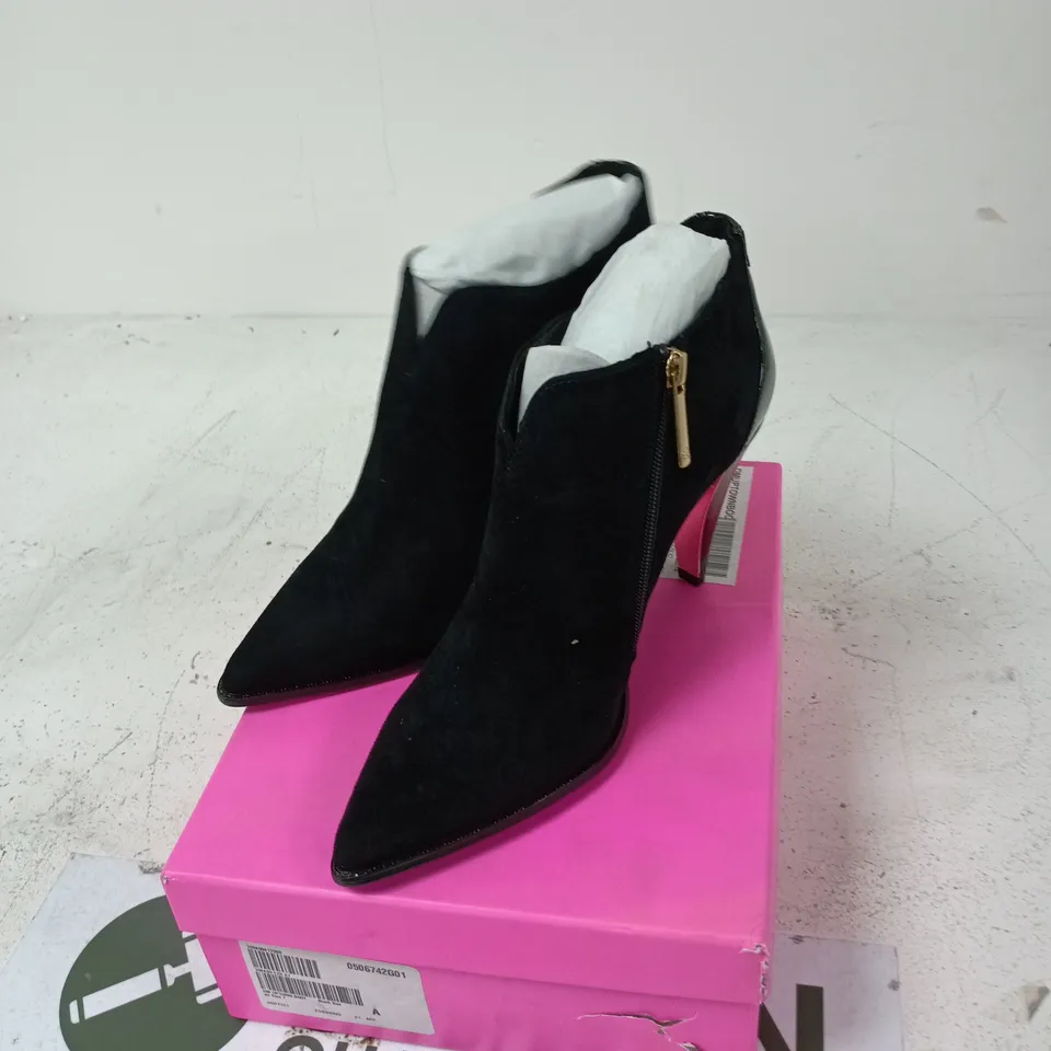 DANNII MINOGUE BLACK SUEDE ANKLE BOOTS – UK 7 (EU 40)