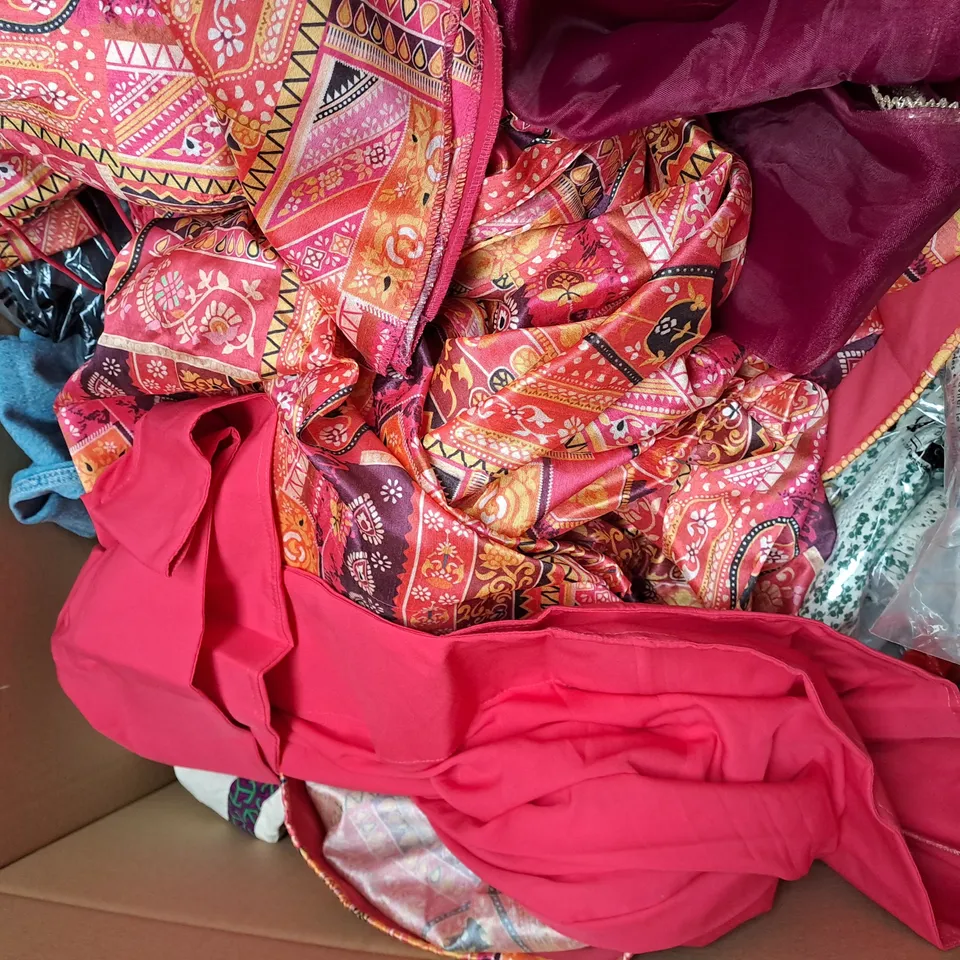 BOX OF APROX 20 ASSORTED CLOTHING ITEMS IN VARIOUS STYLES, SIZES AND COLOURS - COLLECTION ONLY 