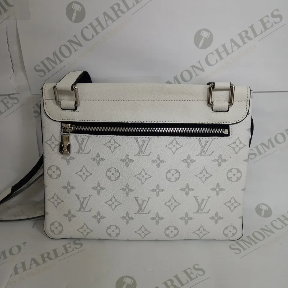 LOUIS VUITTON CROSS BODY BAG IN WHITE 