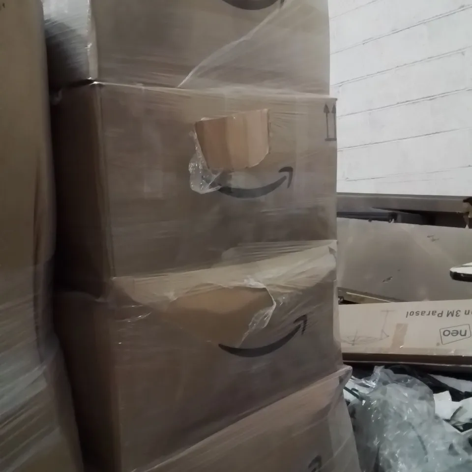 PALLET CONTAINING A LARGE QUANTITY OF PHONE CASES AND SCREEN PROTECTORS