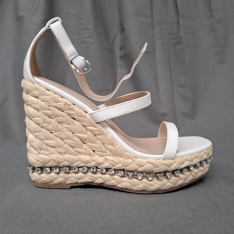 BOXED PAIR OF DESIGNER OPEN TOE HIGH WEDGE SANDALS IN WHITE W. JEWEL EFFECT EU SIZE 37