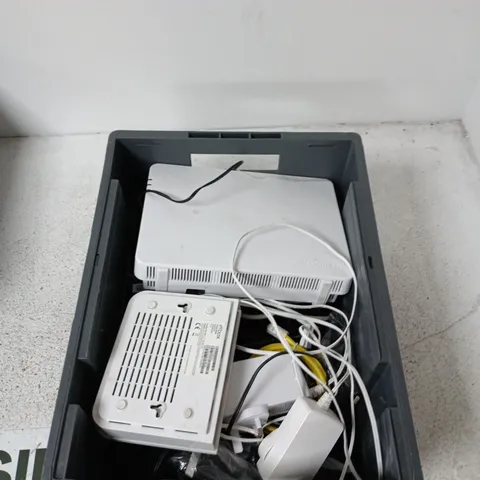 BOX CONTAINING A MIX OF APPROXIMATELY 15 ASSORTED ITEMS INCLUDING ROUTER, CABLES, PLUGS ETC. 