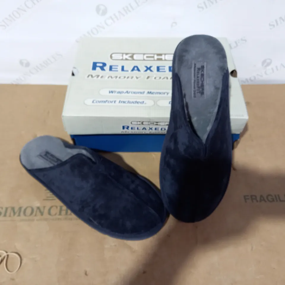 BOXED PAIR OF SKECHERS SLIPPERS - SIZE 11