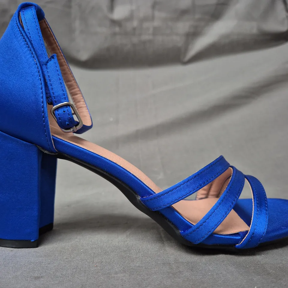 BOXED PAIR OF UNBRANDED OPEN TOE BLOCK HEEL SANDALS IN BLUE EU SIZE 39