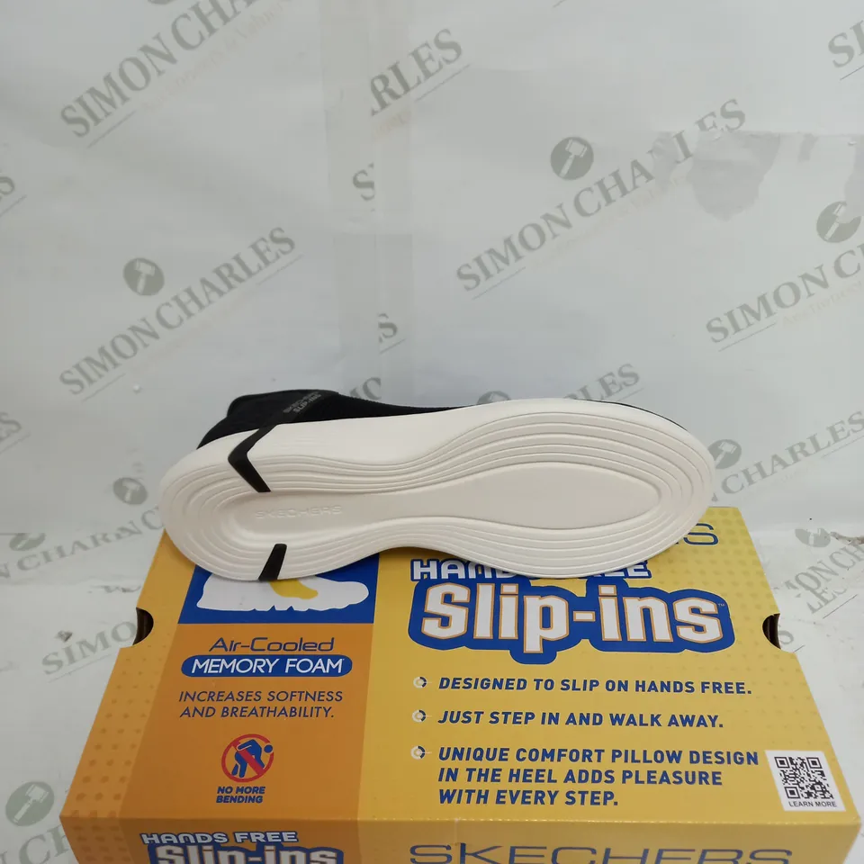 PAIR OF SKECHERS SWIFT ADVANCE SNEAKERS IN BLACK SIZE 6