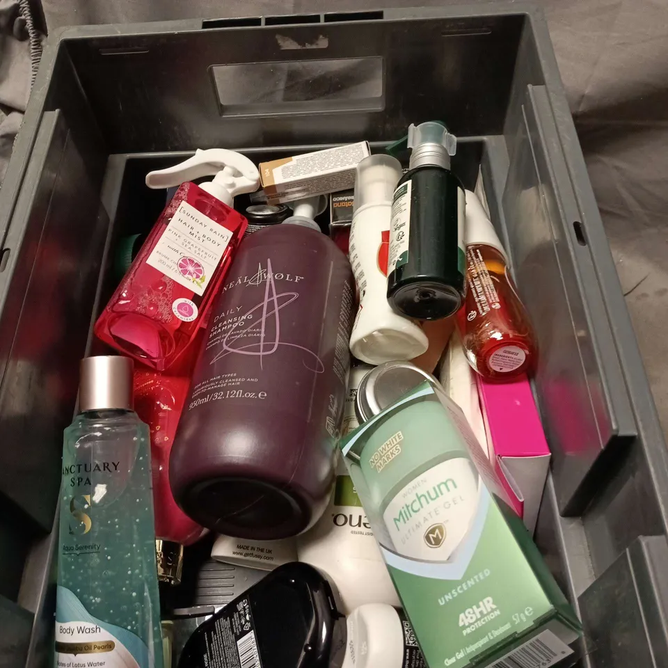 APPROXIMATELY 20 ASSORTED COSMETIC ITEMS TO INCLUDE SANCTUARY SPA, VASELINE, SOAP AND GLORY, DR SQUATCH, THE BODY SHOP ETC