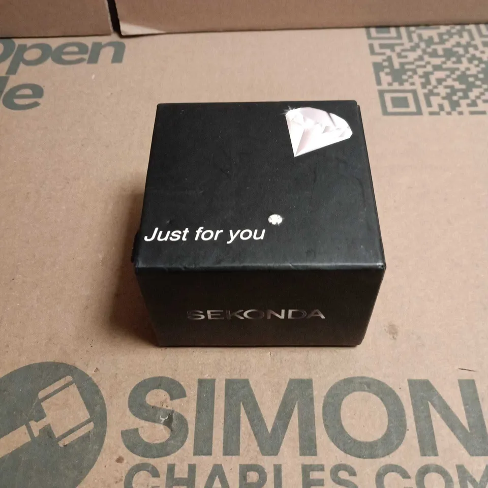 SEKONDA RECTANGULAR GOLD-TONE WATCH WITH LEATHER STRAP – STAINLESS STEEL BACK