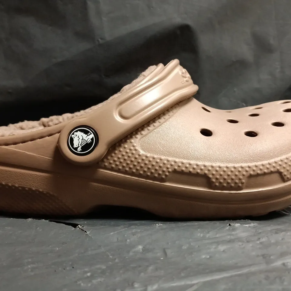 PAIR OF CROCS CLASSIC LINED CLOGS IN CHOCOLATE SIZE UK M3/W4