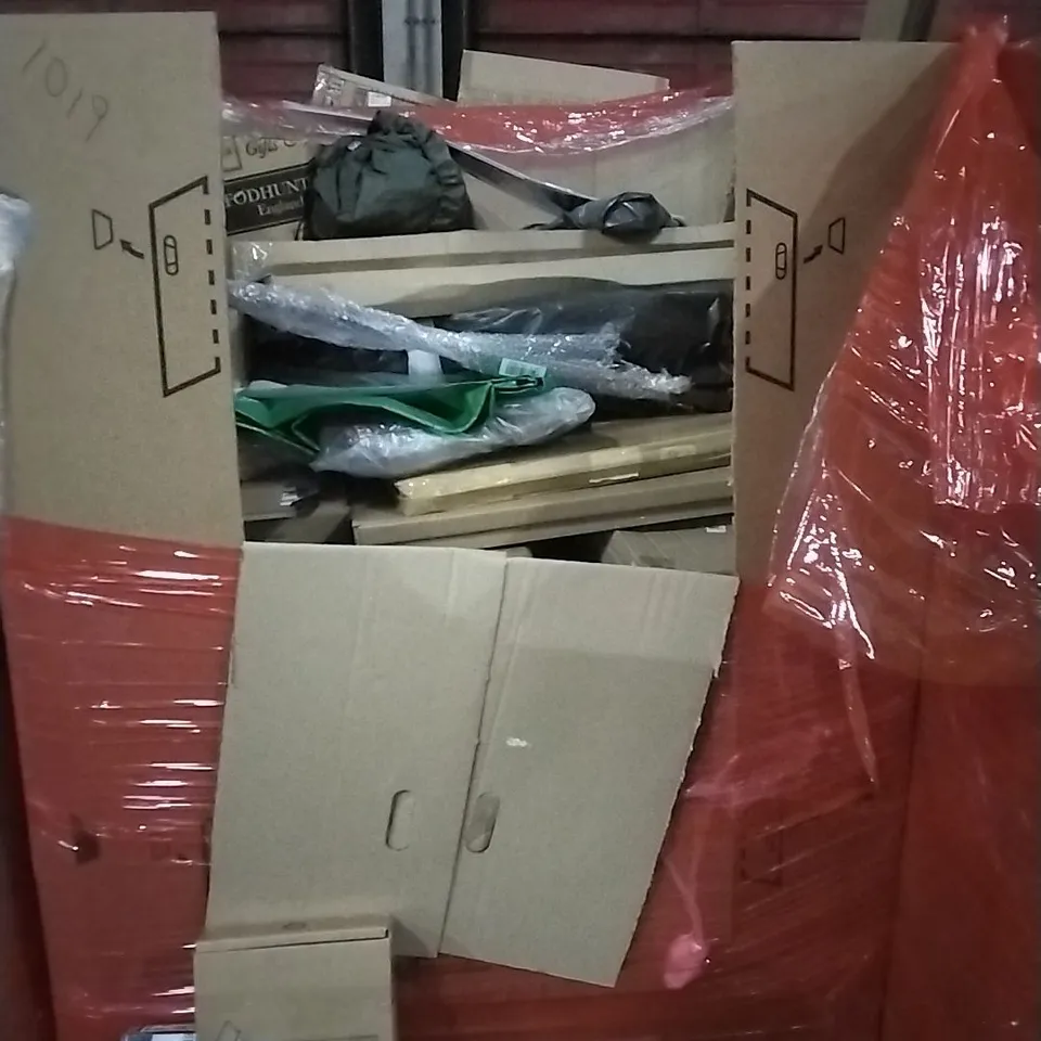 PALLET OF HOUSEHOLD ITEMS TO INCLUDE VACUUM STAND, 6W LED BULBS, FLOOR MAT, STEAM CLEANER AND OTHER ASSORTED ITEMS...