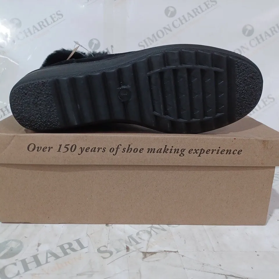 BOXED PAIR OF CUSHION-WALK FAUX FUR LINED ANKLE BOOTS IN BROWN SIZE 7