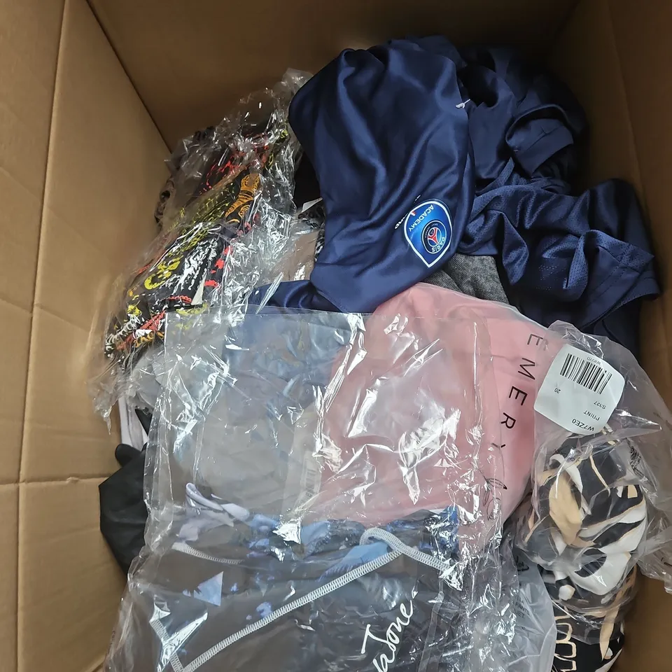 BOX OF APPROXIMATELY 20 ASSORTED CLOTHING ITEMS TO INCLUDE SHORTS, HATS, TSHIRT, ETC