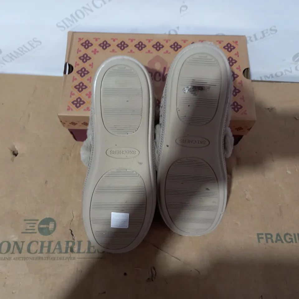 BOXED PAIR OF SKECHERS SLIPPERS- SIZE 8