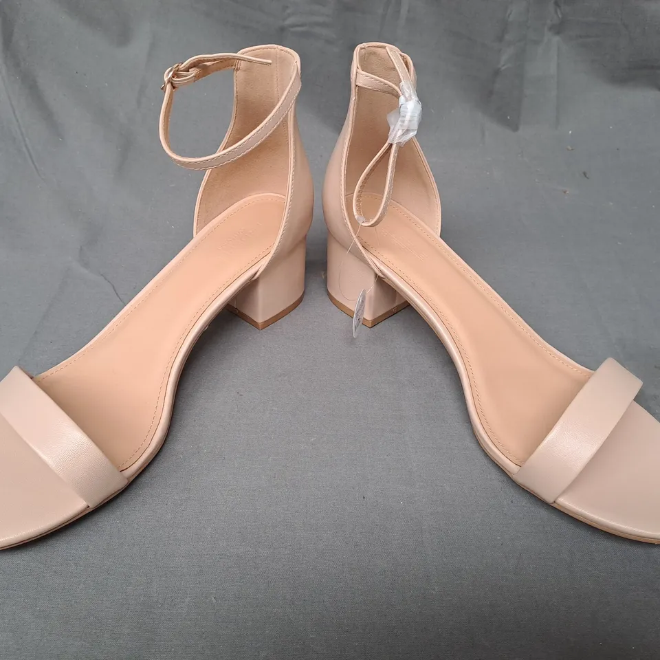 BOXED PAIR OF TRUFFLE COLLECTION WIDE FIT OPEN TOE BLOCK HEEL SANDALS IN NUDE SIZE 8