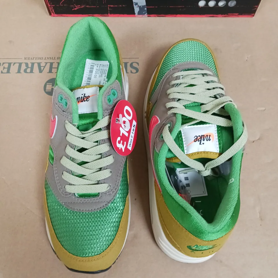 BOXED PAIR OF NIKE AIR MAX 1 86 PRM TRAINERS IN GREEN/EMBER GLOW - UK 7