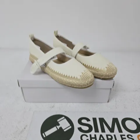 SHOES BY EMMA MELLOW WHITE ESPADRILLE FLATS β UK SIZE 6