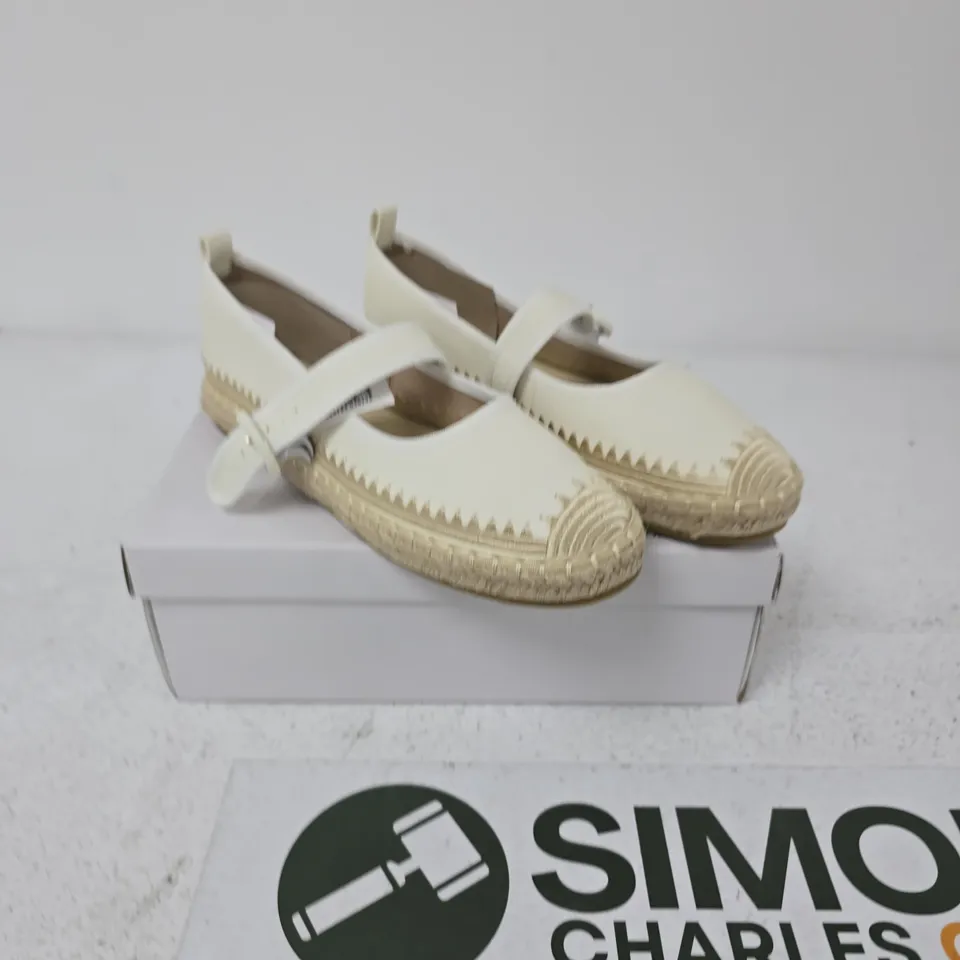 SHOES BY EMMA MELLOW WHITE ESPADRILLE FLATS – UK SIZE 6
