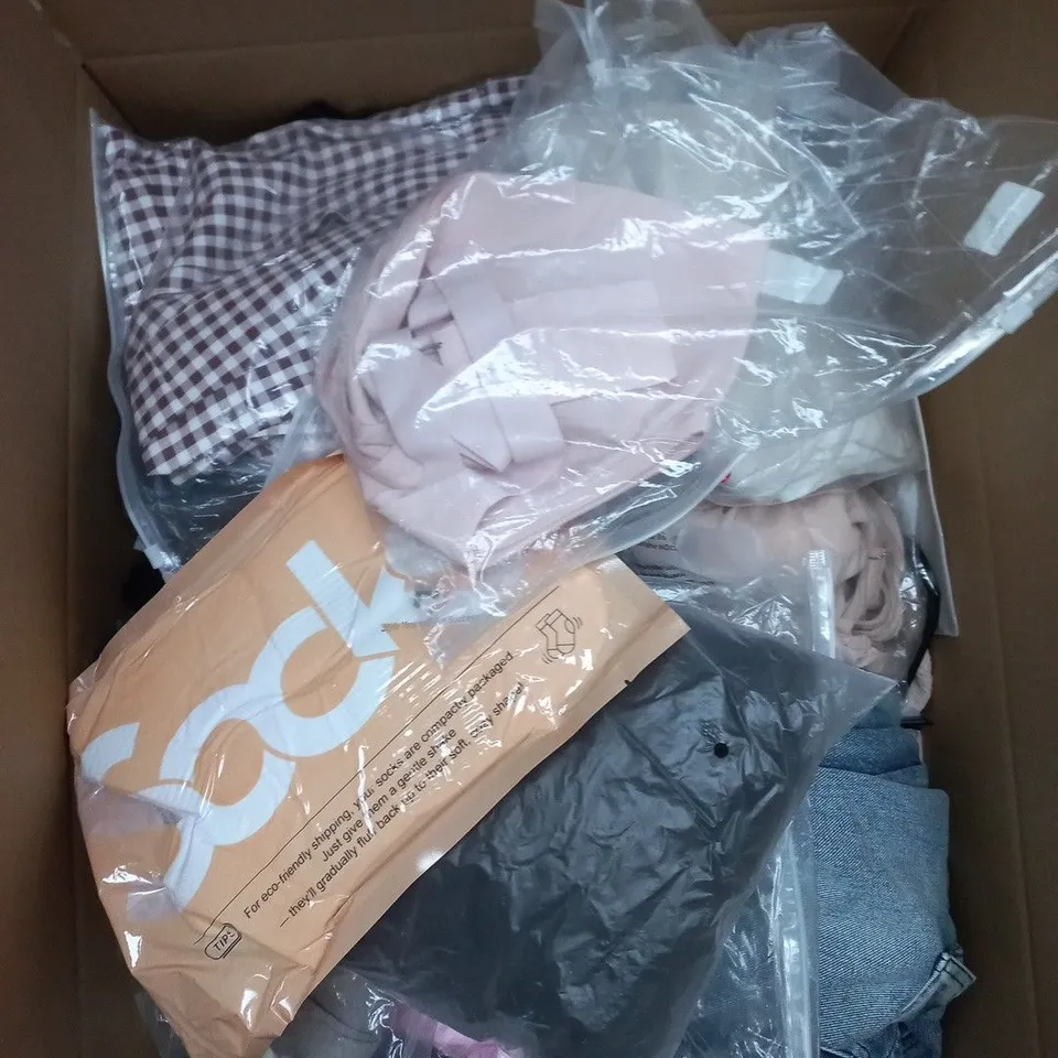 APPROXIMATELY 25 ASSORTED CLOTHING PRODUCTS IN VARIOUS STYLES & SIZES 