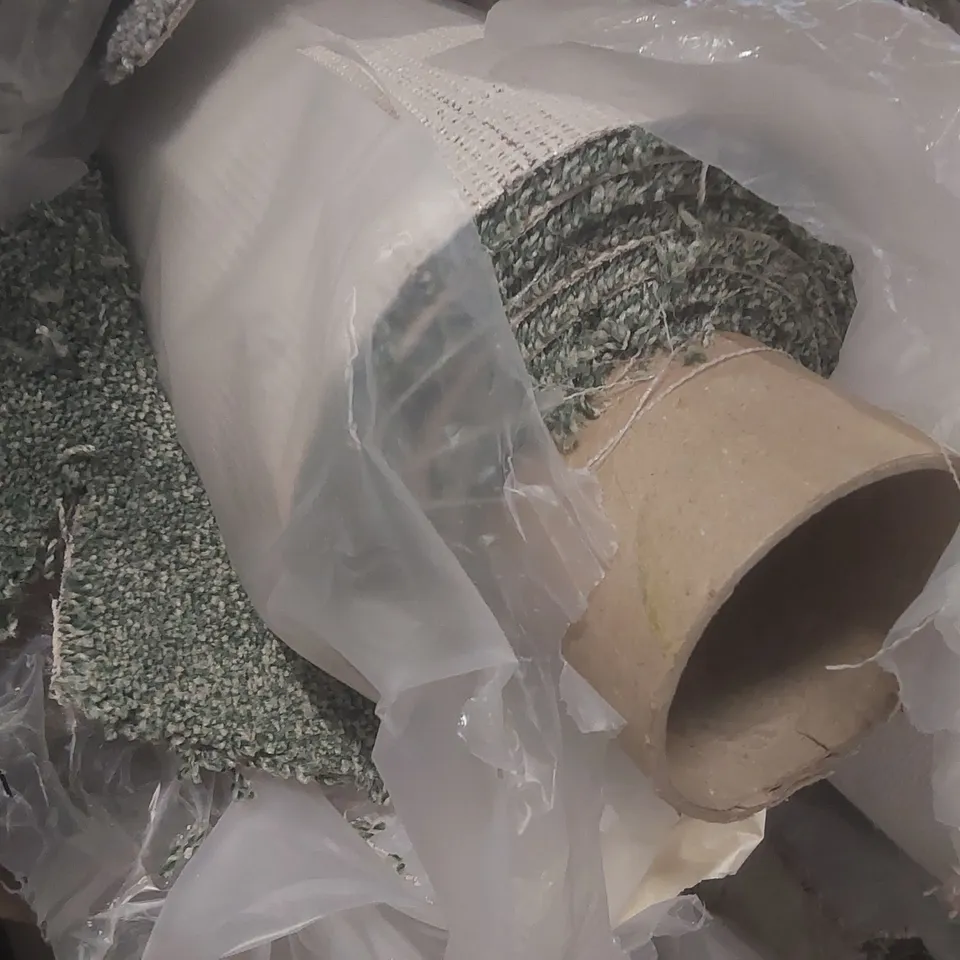 ROLL OF QUALITY STS HERITAGE LUXURY EVERGREEN CARPET - APPROXIMATELY 3.3 x 4m