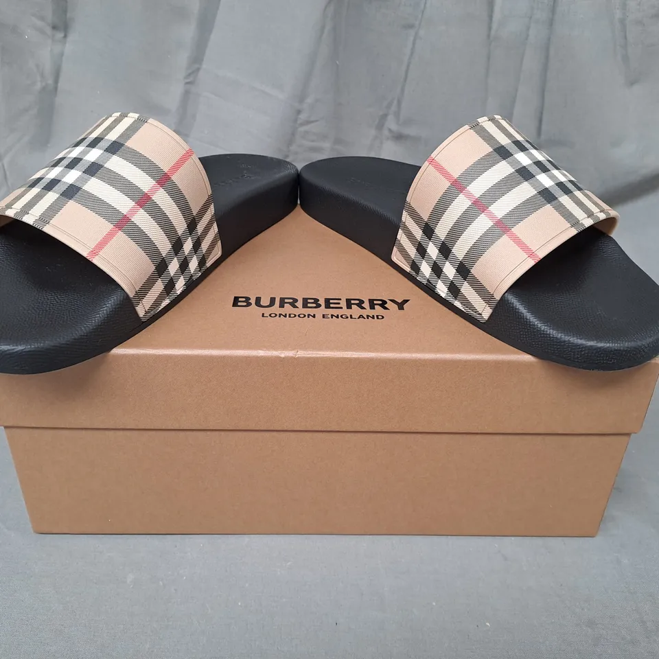 BOXED PAIR OF BURBERRY FURLEY SLIDERS UK SIZE 9
