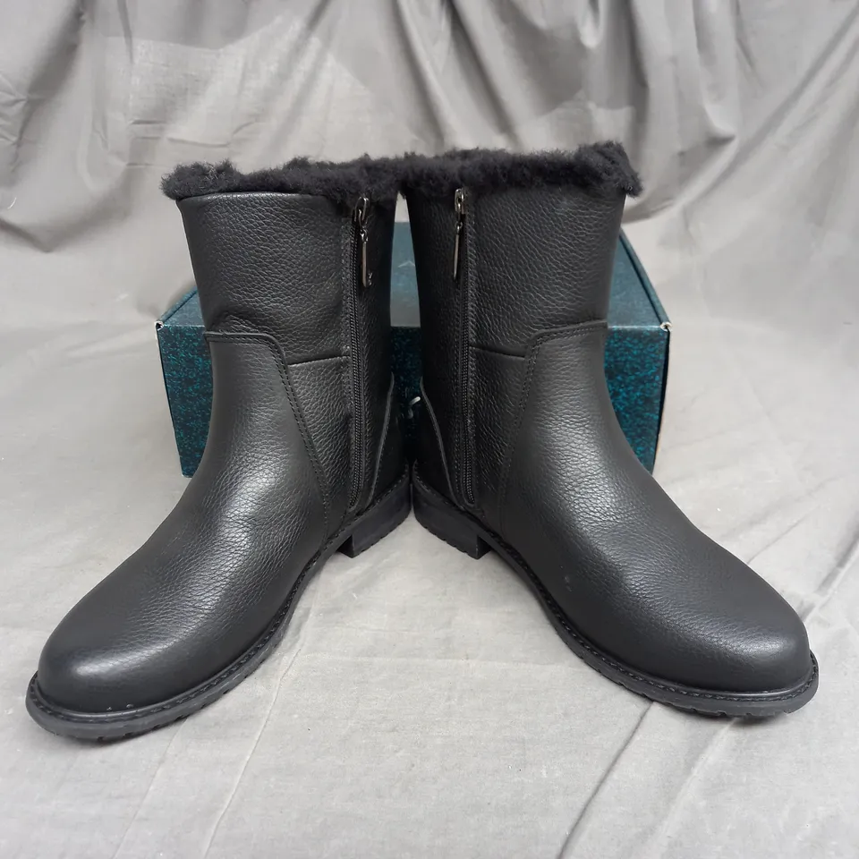 EMU AUSTRALIA BYRON ZIP BOOT IN BLACK SIZE 7