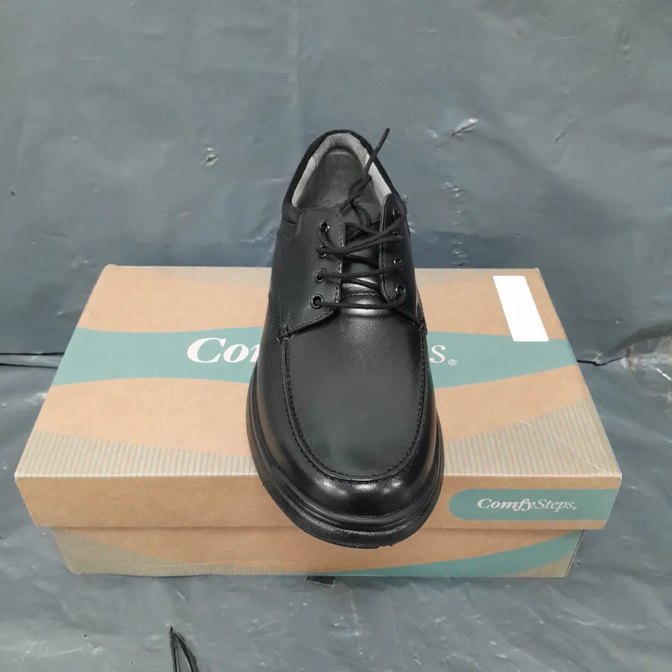 BOXED PAIR OF COMFY STEPS LACE UP SHOES IN BLACK - 10