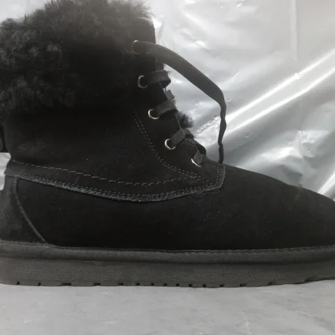 PAIR OF BONOVA SHEEPSKIN FUR CUFF SHOES IN BLACK SIZE 7