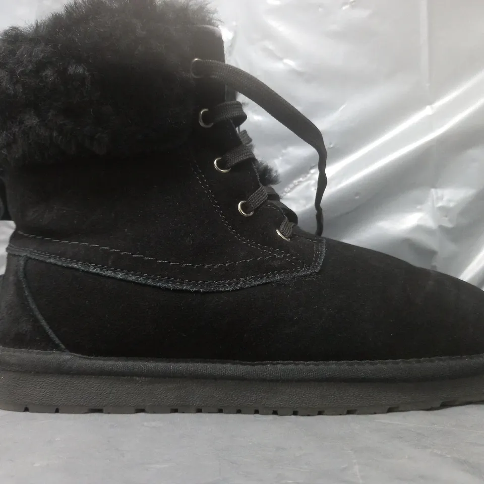 PAIR OF BONOVA SHEEPSKIN FUR CUFF SHOES IN BLACK SIZE 7